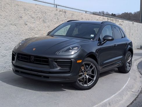 Certified 2025 Porsche Macan image 2