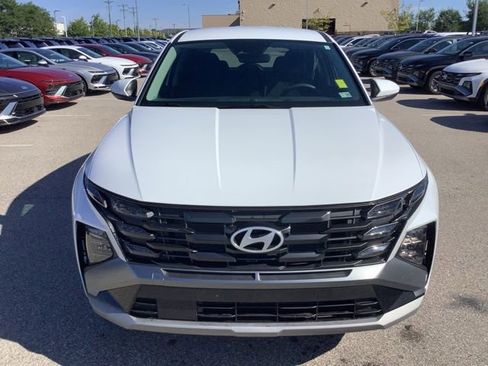 Used 2025 Hyundai Tucson SE image 2
