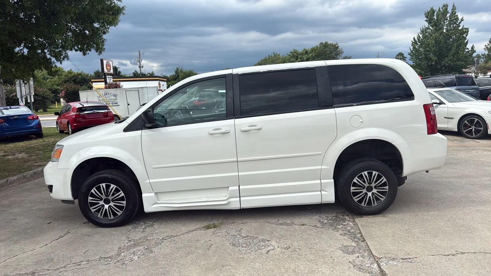 Used 2010 Dodge Grand Caravan SE w/ Climate Group FWD image 2