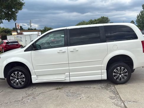 Used 2010 Dodge Grand Caravan SE w/ Climate Group FWD image 2