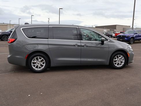 Used 2023 Chrysler Pacifica Touring-L FWD image 7