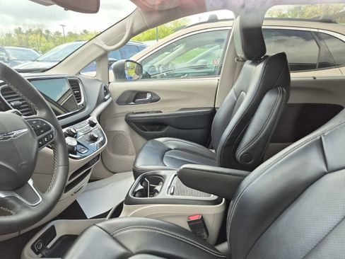 Used 2023 Chrysler Pacifica Touring-L FWD image 6