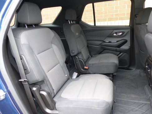 Used 2022 Chevrolet Traverse LT FWD image 38