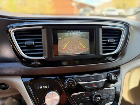 Used 2020 Chrysler Pacifica Touring-L FWD image 35