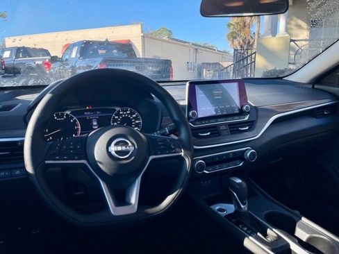 Used 2025 Nissan Altima 2.5 SV image 10