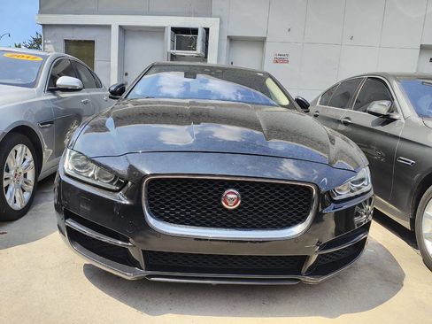Used 2017 Jaguar XE Premium image 6