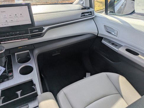 New 2026 Toyota Sienna XLE FWD image 20