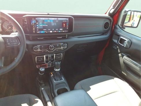 Used 2024 Jeep Gladiator Rubicon AWD/4WD image 19