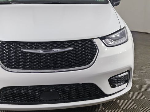 Used 2024 Chrysler Pacifica Touring-L image 14