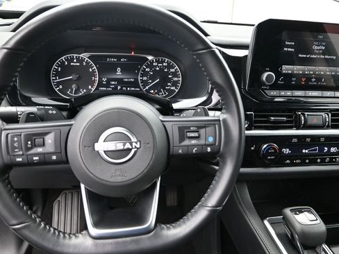 Used 2025 Nissan Pathfinder SV image 19