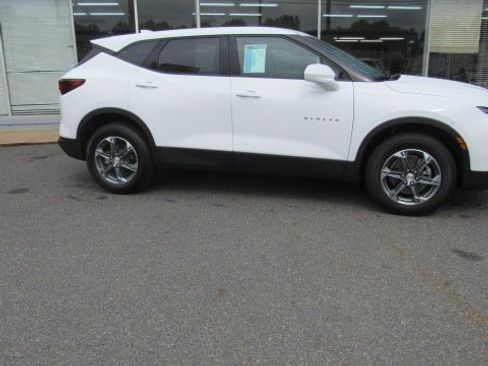 Certified 2025 Chevrolet Blazer LT FWD image 2