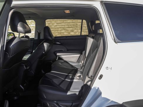 Used 2022 Toyota Highlander XLE image 21