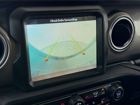 Used 2018 Jeep Wrangler Unlimited Sahara w/ Uconnect 4C Nav & Sound Group image 16