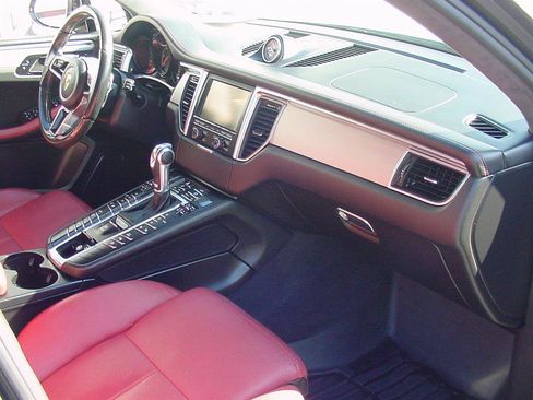 Used 2016 Porsche Macan Turbo image 42