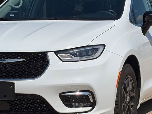 Used 2024 Chrysler Pacifica Touring-L image 4