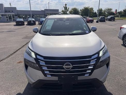 Used 2025 Nissan Rogue SV AWD/4WD image 2