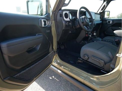 New 2025 Jeep Gladiator Willys image 13