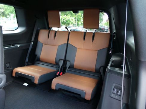Used 2025 Lexus GX 550 w/ Cold Area Package AWD/4WD image 13