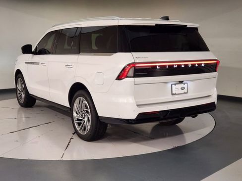 Used 2025 Lincoln Navigator Reserve image 6