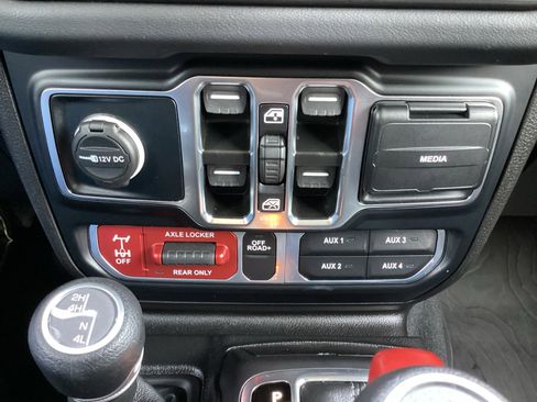 Used 2024 Jeep Gladiator Mojave w/ Technology Group image 24