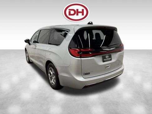 Used 2024 Chrysler Pacifica Limited image 12