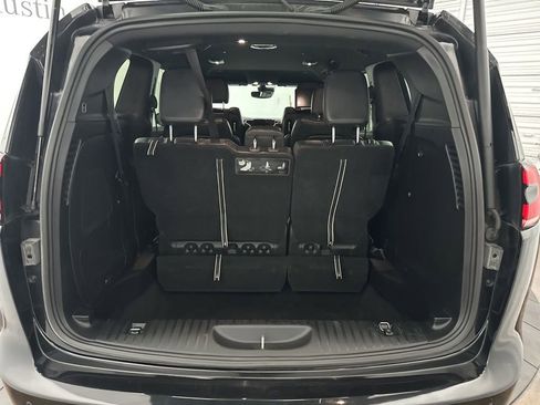 Used 2021 Chrysler Pacifica Touring-L w/ Uconnect Theater Family Group FWD image 22