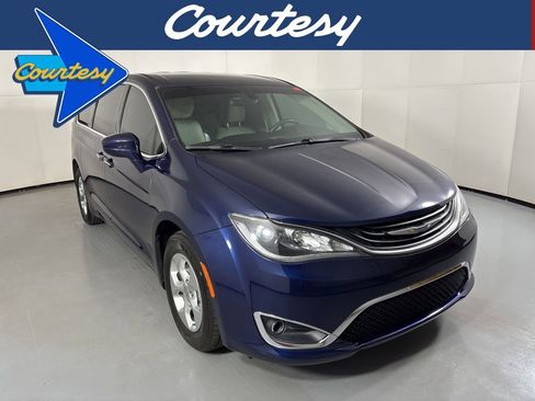 Used 2018 Chrysler Pacifica Touring Plus image 1