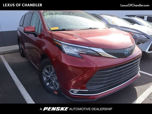 Used 2021 Toyota Sienna XLE image 1