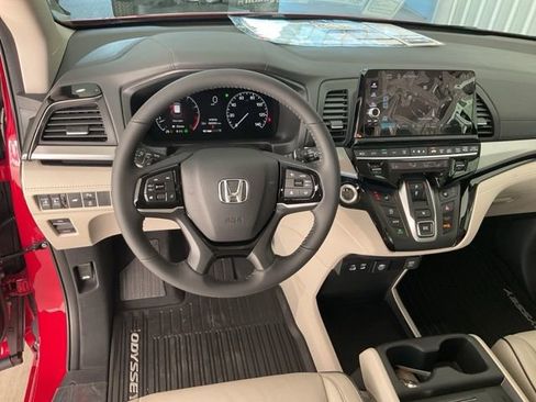 New 2026 Honda Odyssey Touring image 7