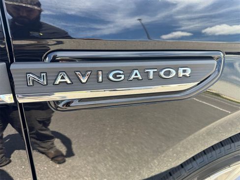 Used 2024 Lincoln Navigator Premiere image 16
