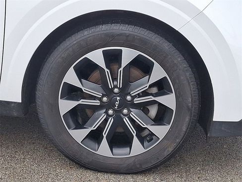 Used 2024 Kia Carnival EX image 8