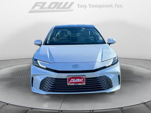 Used 2025 Toyota Camry XLE image 3