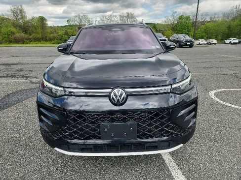 Used 2025 Volkswagen Tiguan SEL R-Line AWD/4WD image 2