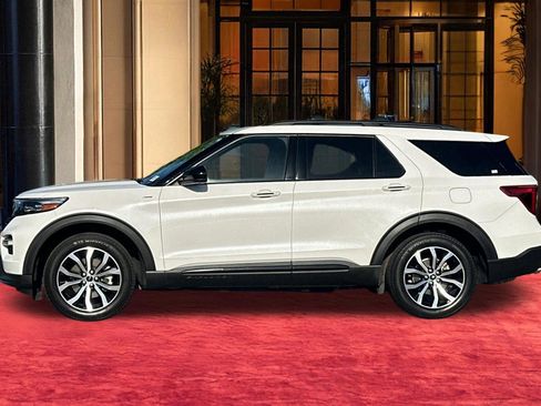 Used 2022 Ford Explorer ST-Line w/ Class IV Trailer Tow Package AWD/4WD image 2