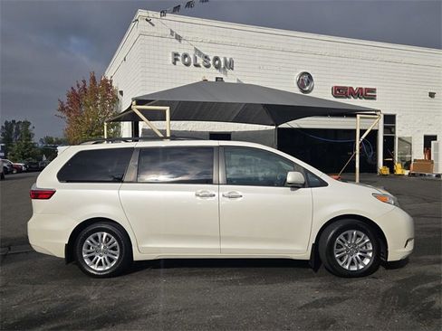 Used 2017 Toyota Sienna XLE image 3