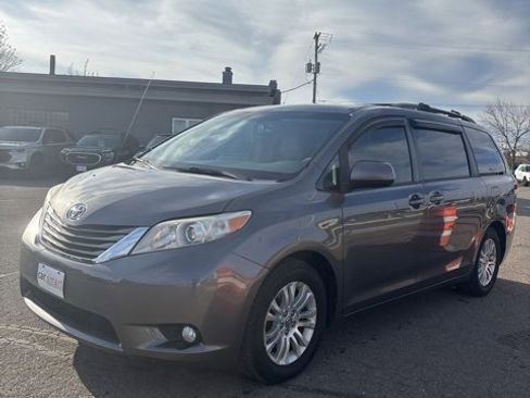 Used 2013 Toyota Sienna XLE image 3