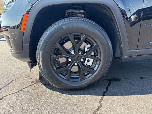 Used 2024 Jeep Grand Cherokee L Laredo image 34