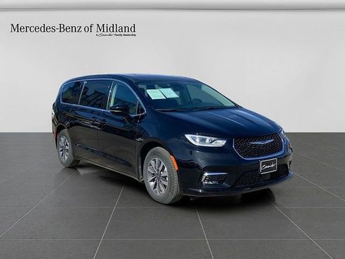 Used 2024 Chrysler Pacifica Limited FWD image 1