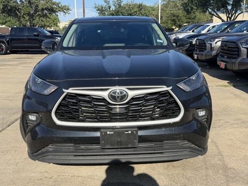 Used 2025 Toyota Highlander LE FWD image 2