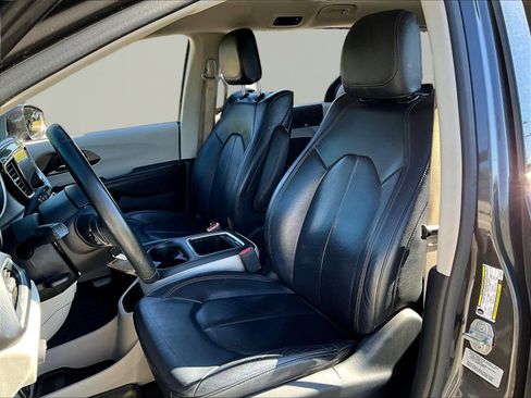 Used 2018 Chrysler Pacifica Touring-L Plus FWD image 19