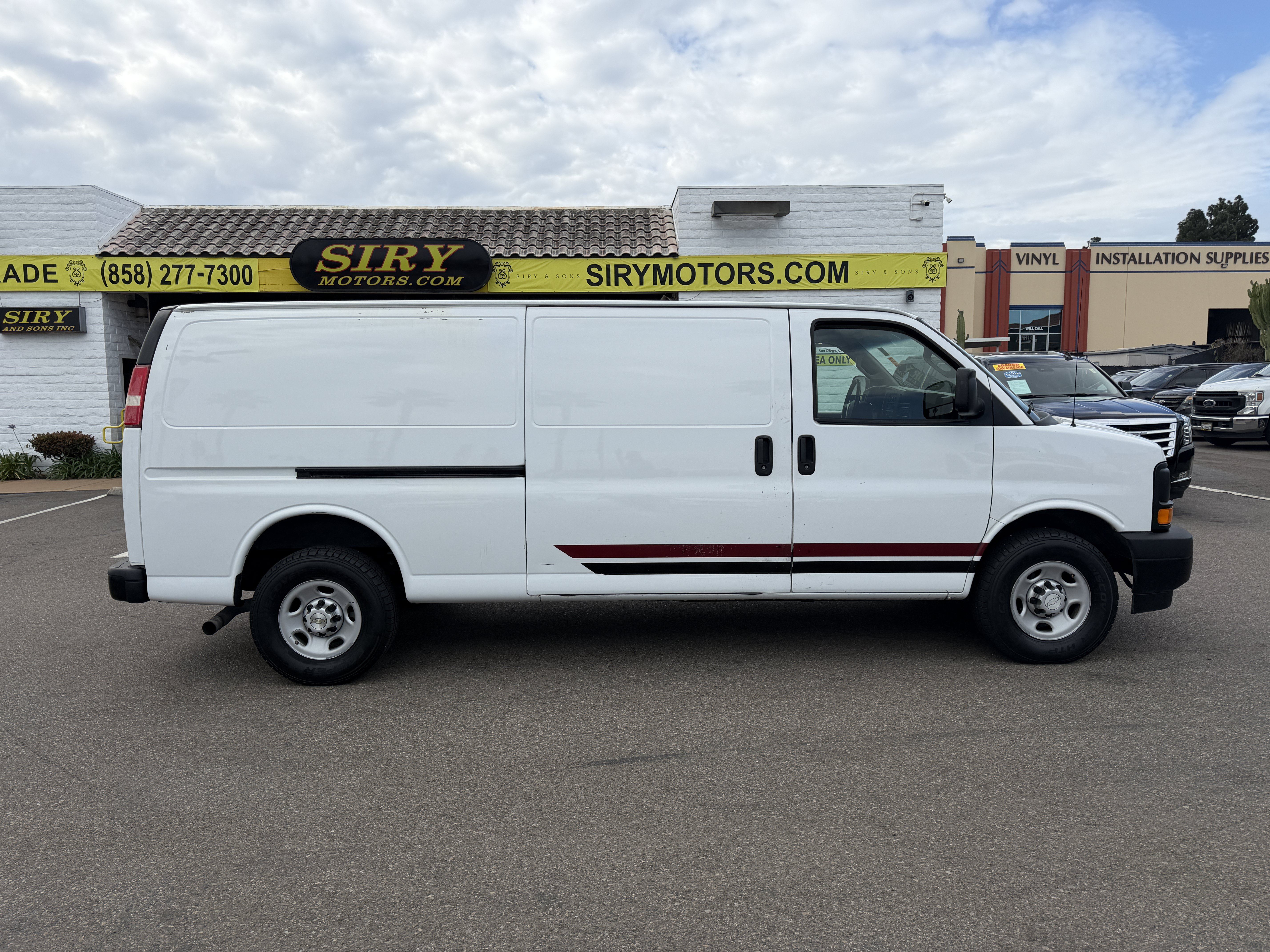 Used 2017 Chevrolet Express 3500 Extended RWD image 2