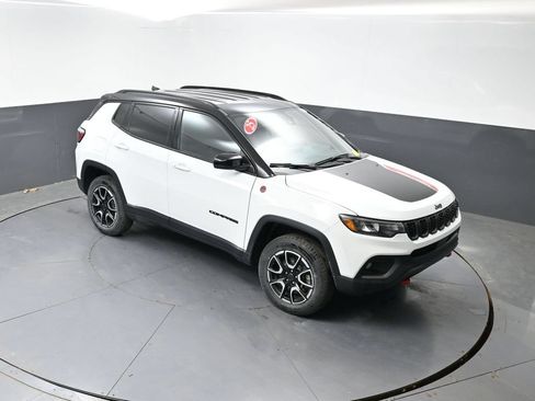 Used 2025 Jeep Compass Trailhawk AWD/4WD image 41