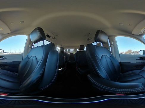 Used 2023 Chrysler Pacifica Touring-L image 45