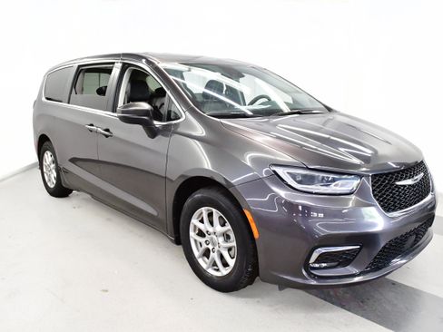 Used 2023 Chrysler Pacifica Touring-L FWD image 2