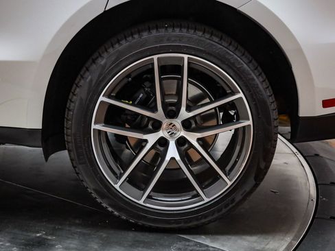 Certified 2025 Porsche Macan image 17