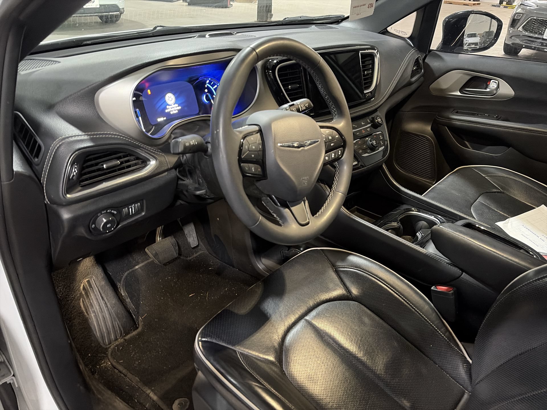 Used 2024 Chrysler Pacifica Premium FWD image 12