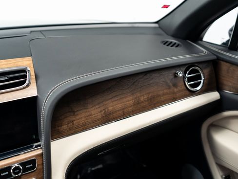 Certified 2024 Bentley Bentayga Extended Wheelbase image 34