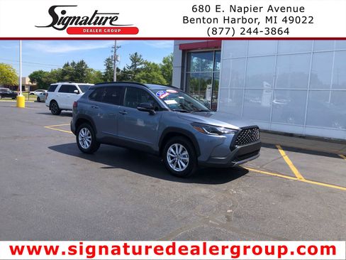 Certified 2025 Toyota Corolla Cross LE AWD/4WD image 1