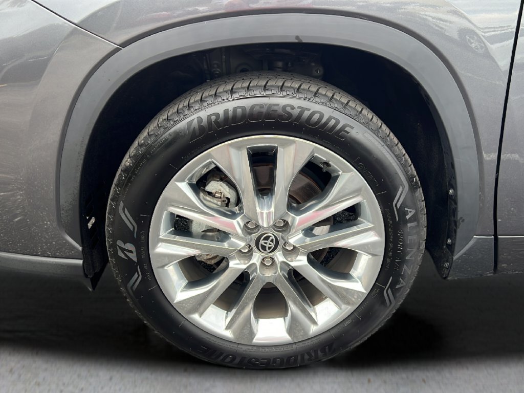 Used 2025 Toyota Highlander Limited FWD image 28