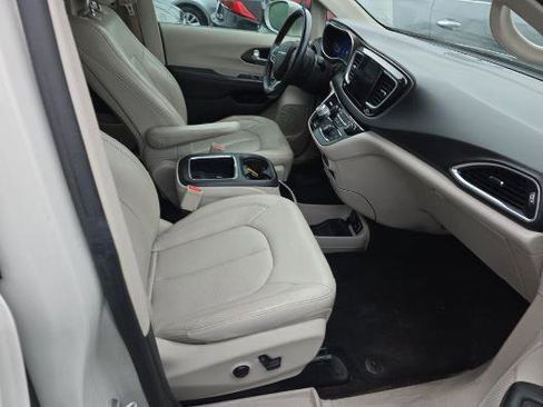 Used 2017 Chrysler Pacifica Touring-L Plus image 9